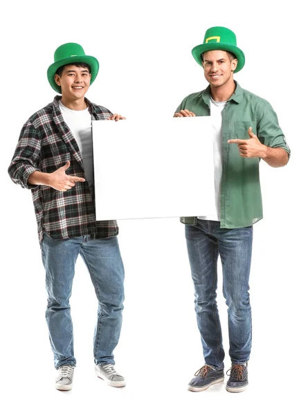 Junge Männer mit leerem Plakat auf weißem Hintergrund. St. Patrick 's Day Feier — Stockfoto