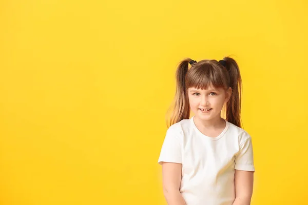 Мила маленька дівчинка на кольоровому фоні — стокове фото