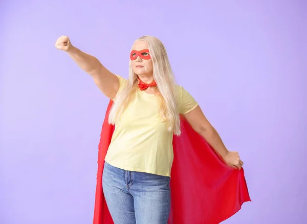 Mujer en traje de superhéroe sobre fondo de color. Concepto de feminismo — Foto de Stock