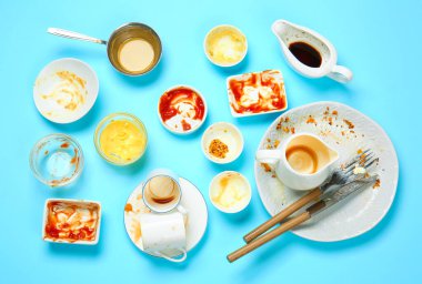 Renkli arkaplanda kirli boş tabaklar