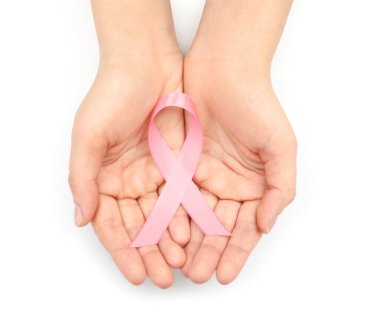 Beyaz arka planda pembe kurdeleli kadın eller. Kanser farkındalığı kavramı