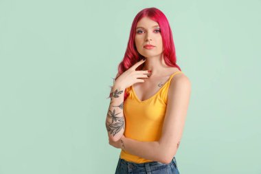 Renkli saçı olan güzel bir genç kadın.