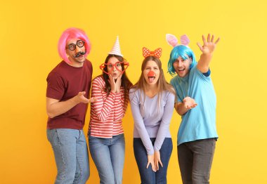 Renkli arka planda tuhaf kılık değiştirmiş insanlar. 1 Nisan kutlamaları