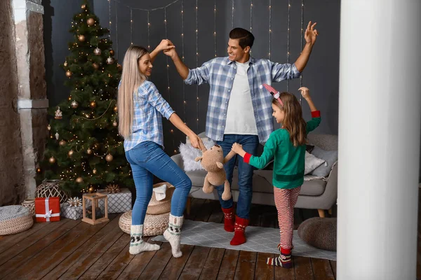 Família feliz na véspera de Natal em casa — Fotografia de Stock