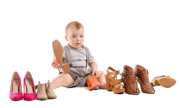 Leuke baby met stijlvolle vrouwelijke schoenen op witte achtergrond — Stockfoto