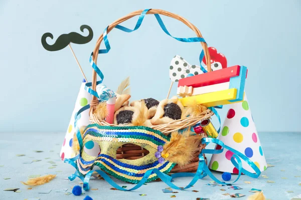 Koszyk ze smacznym hamantaschen i wystrój strony na Purim wakacje na tle koloru — Zdjęcie stockowe
