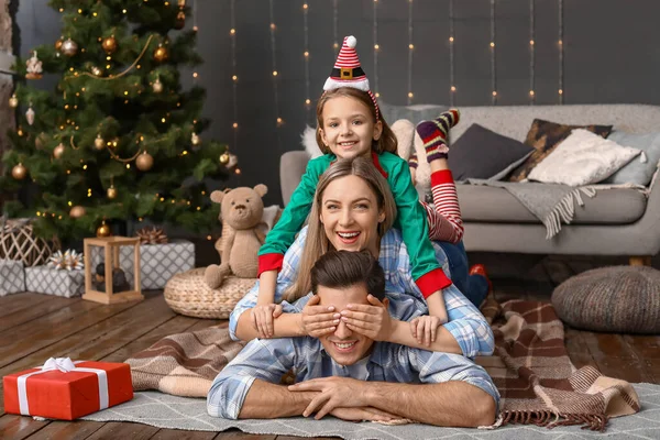 クリスマスの夜の幸せな家族-家で — ストック写真
