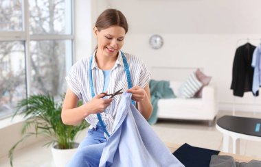 Kadın terzi Atölyesi çalışma