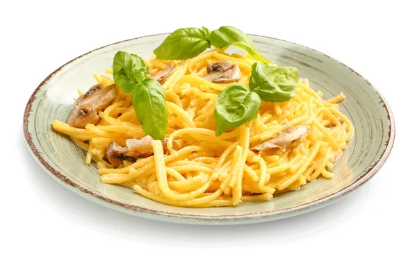 Assiette avec de savoureuses pâtes et champignons sur fond blanc — Photo