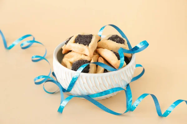 Bowl with tasty hamantaschen for Purim holiday on color background — Stock Photo, Image