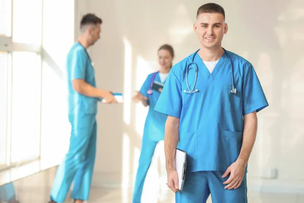 Mužský student medicíny v sále kliniky — Stock fotografie