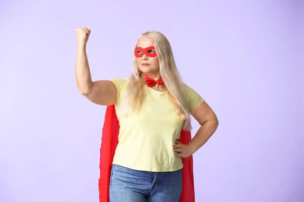 Mujer en traje de superhéroe sobre fondo de color. Concepto de feminismo — Foto de Stock