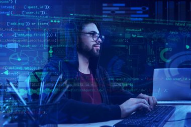 Ofiste çalışan erkek programcı