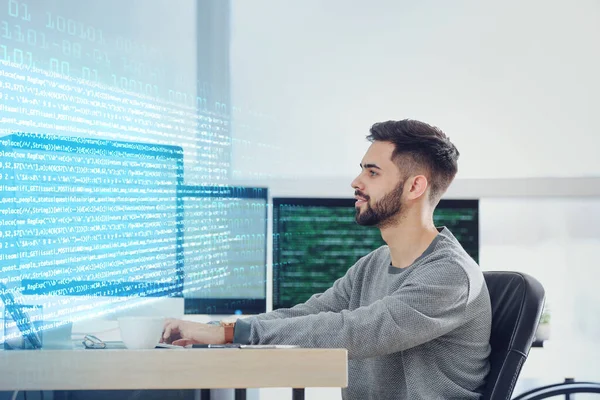 Männlicher Programmierer arbeitet im Büro — Stockfoto