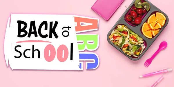 Boîte à lunch avec nourriture savoureuse et texte RETOUR À L'ÉCOLE sur fond de couleur — Photo