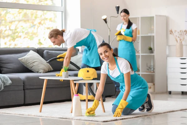 Hausmeisterteam putzt Wohnung — Stockfoto