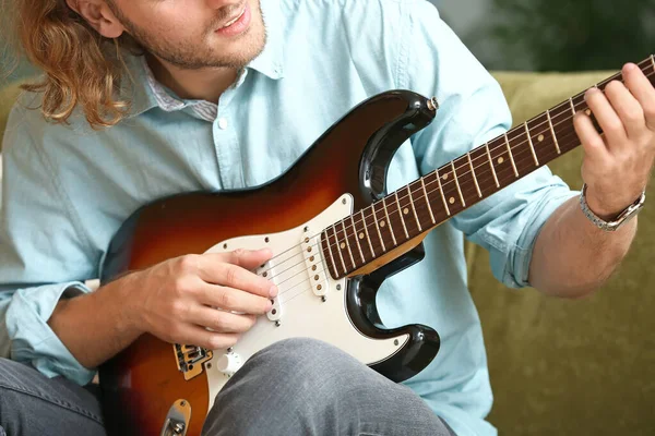Uomo che suona la chitarra moderna a casa — Foto Stock