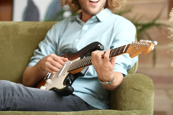 Férfi játszik modern gitáron otthon — Stock Fotó