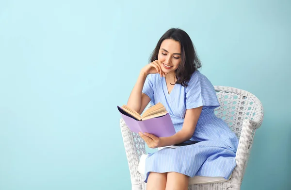 Belle jeune femme lecture livre sur fond de couleur — Photo