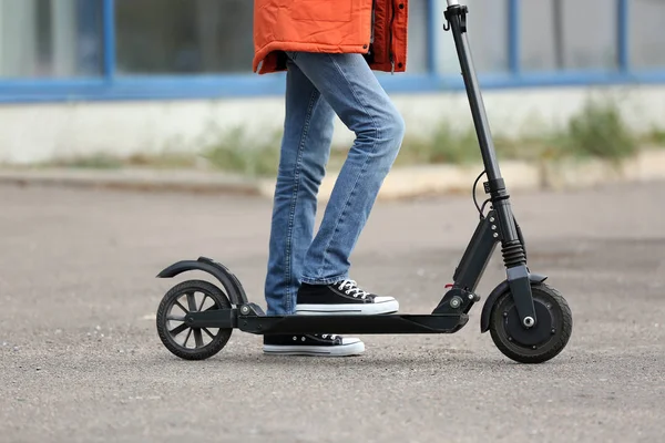 Adolescente niño montando patada scooter al aire libre — Foto de Stock