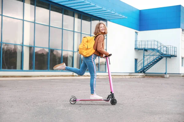 Adolescente chica cabalgando patada scooter al aire libre — Foto de Stock