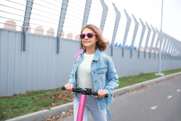 Adolescente menina equitação chute scooter ao ar livre — Fotografia de Stock