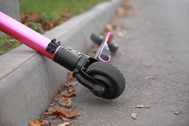 Modern elektrikli scooter açık havada, yakın plan.