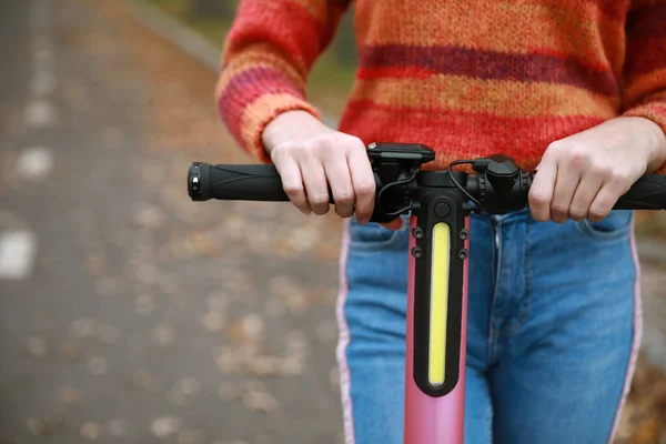 Tiener meisje paardrijden kick scooter buiten, close-up — Stockfoto