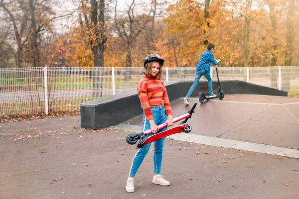 Teenager mit Tretroller in Skatepark — Stockfoto