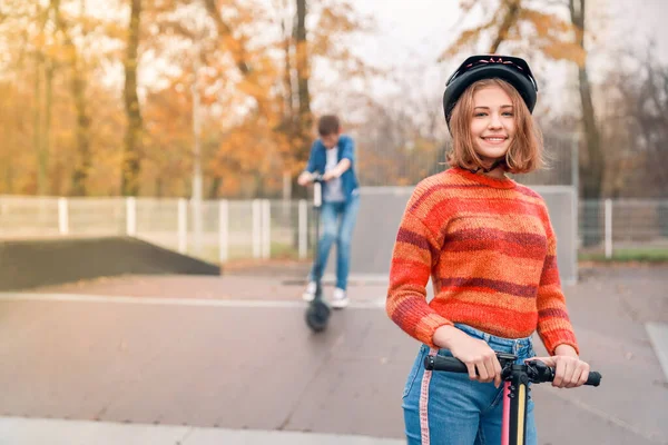 Teenage dívka na koni kop skútr v skate parku — Stock fotografie