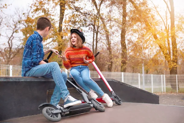 Active teenagers with kick scooters outdoors — Stock Photo, Image