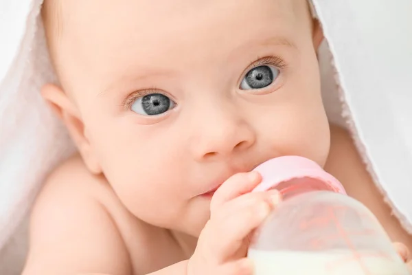 Retrato de bebé lindo bebiendo leche del biberón, primer plano — Foto de Stock