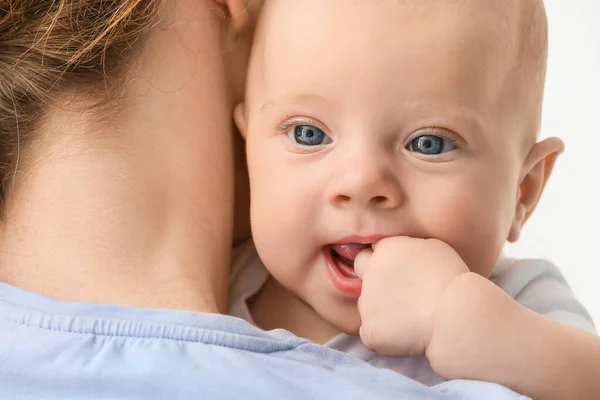 Madre joven con bebé pequeño, primer plano —  Fotos de Stock