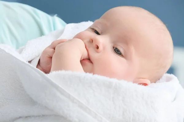 Madre joven con bebé pequeño, primer plano — Foto de Stock