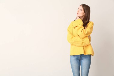 Hafif arka planda düşünceli bir genç kadın. Seçim kavramı