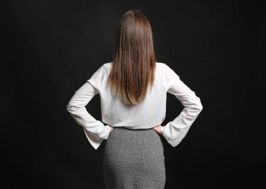 Karanlık bir geçmişi olan düşünceli bir iş kadını. Seçim kavramı