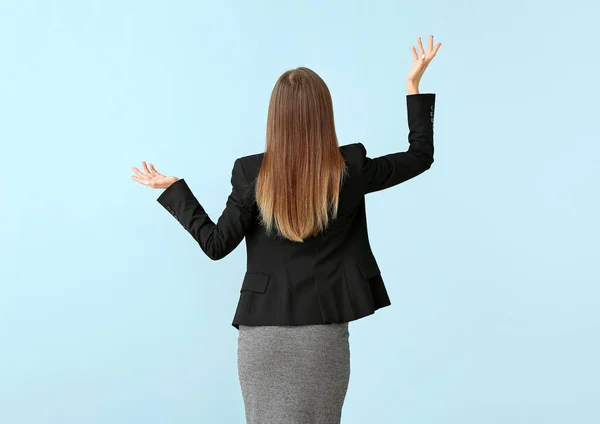 Helpless businesswoman on color background. Concept of choice — Stock Photo, Image