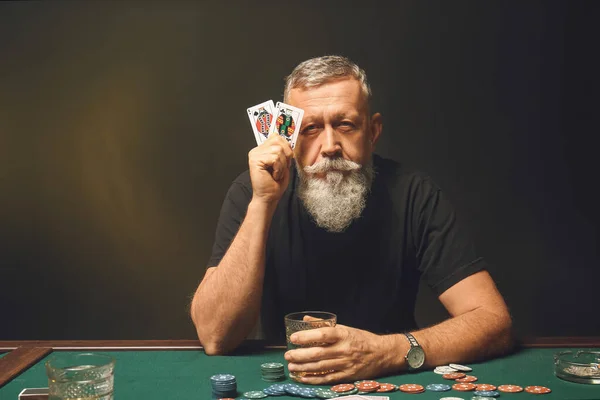 Homem maduro jogando no casino — Fotografia de Stock