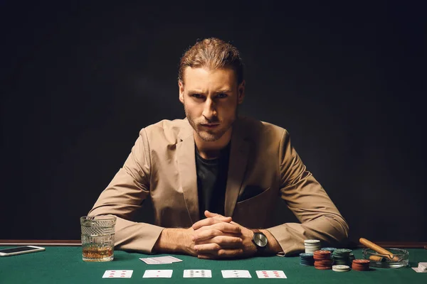 Hombre joven jugando en el casino — Foto de Stock