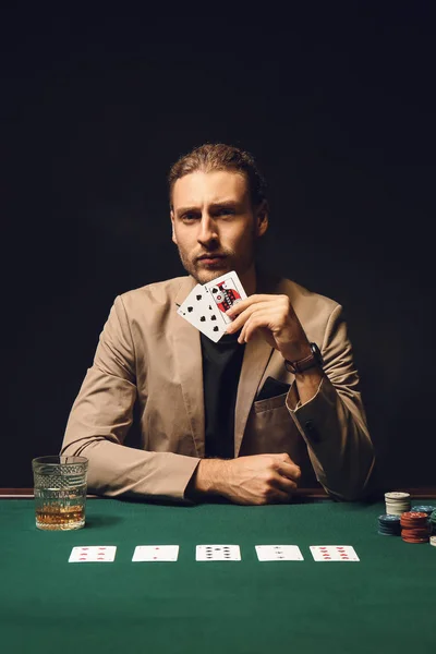 Junger Mann spielt im Casino — Stockfoto