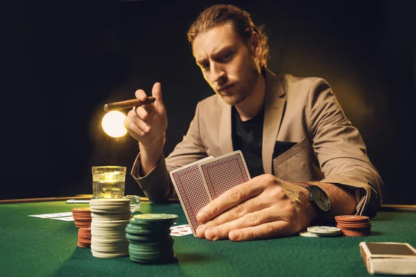 Молодой человек играет в казино — стоковое фото