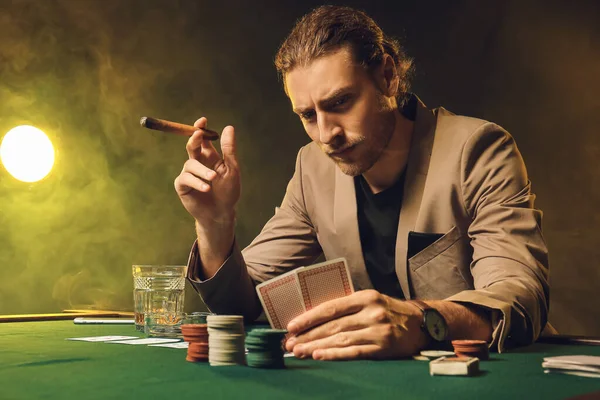 Молодой человек играет в казино — стоковое фото