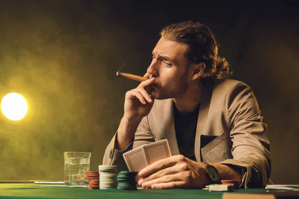 Junger Mann spielt im Casino — Stockfoto