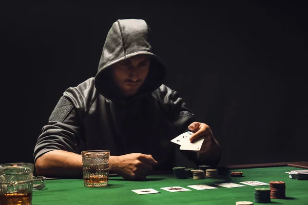 Männlicher Kartendieb spielt im Casino — Stockfoto