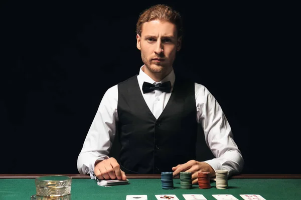 Junger männlicher Banker am Tisch im Casino — Stockfoto