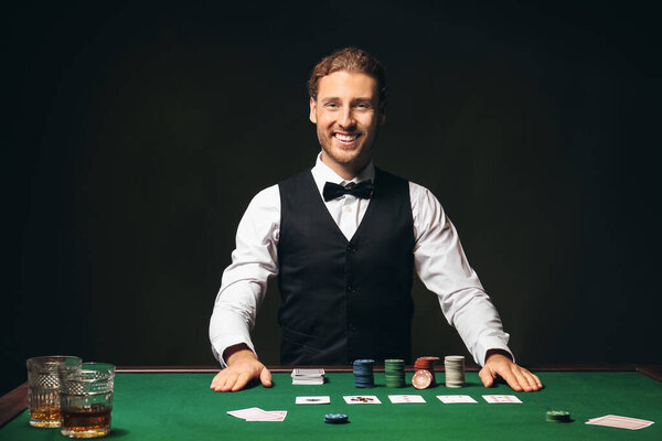 Молодой банкир за столом в казино
