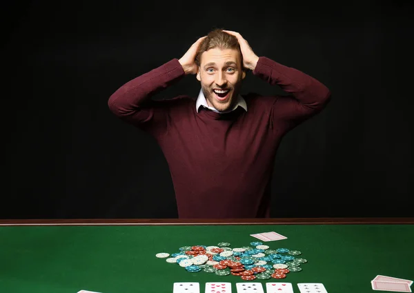 Glücklicher junger Mann spielt im Casino — Stockfoto