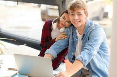 Kütüphanede sınava hazırlanan genç öğrenciler