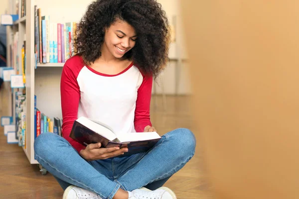 Αφρο-αμερικανικό βιβλίο ανάγνωσης φοιτητών κατά την προετοιμασία για τις εξετάσεις στη βιβλιοθήκη — Φωτογραφία Αρχείου