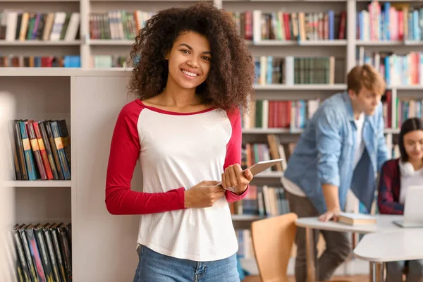 Retrato de estudiante afroamericano en la biblioteca — Foto de Stock